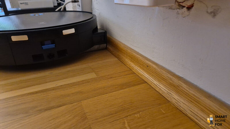 Der ECOVACS DEEBOT X11 OmniCyclone wischt entlang der Leiste.